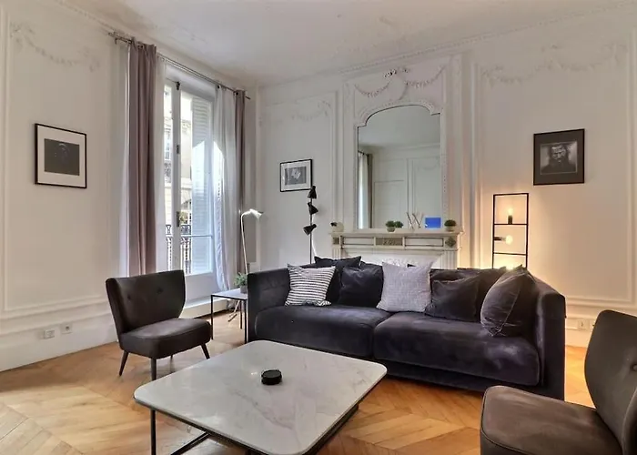 Luxury 3 Bedrooms Apartment Near Champs Elysees