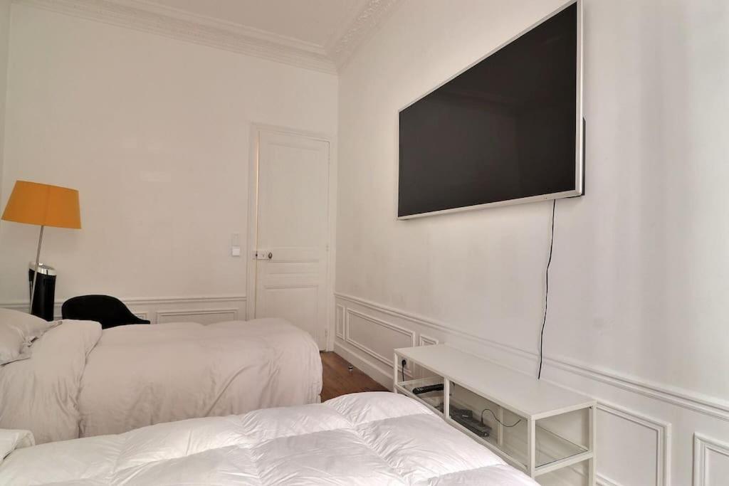 Luxury 3 Bedrooms Near Champs Elysees Apartment