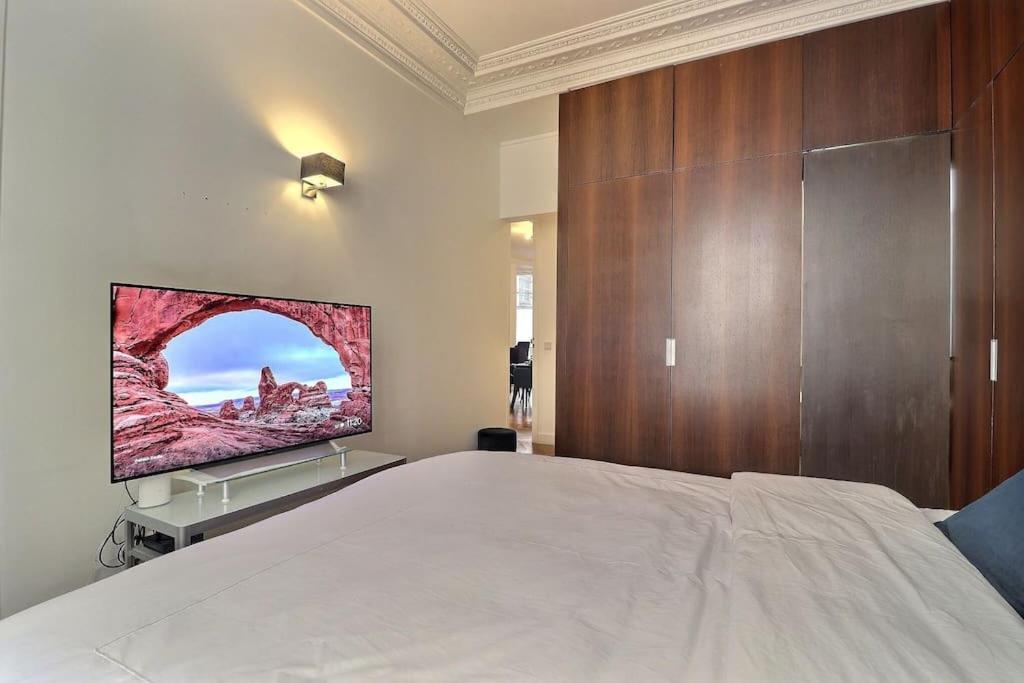 Luxury 3 Bedrooms Near Champs Elysees