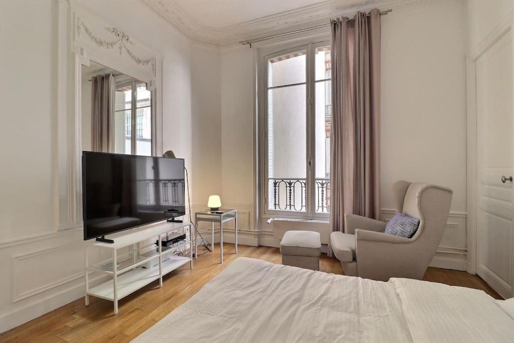 Apartment Luxury 3 Bedrooms Near Champs Elysees