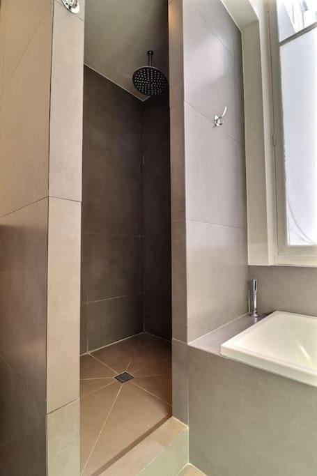 Luxury 3 Bedrooms Near Champs Elysees Paris