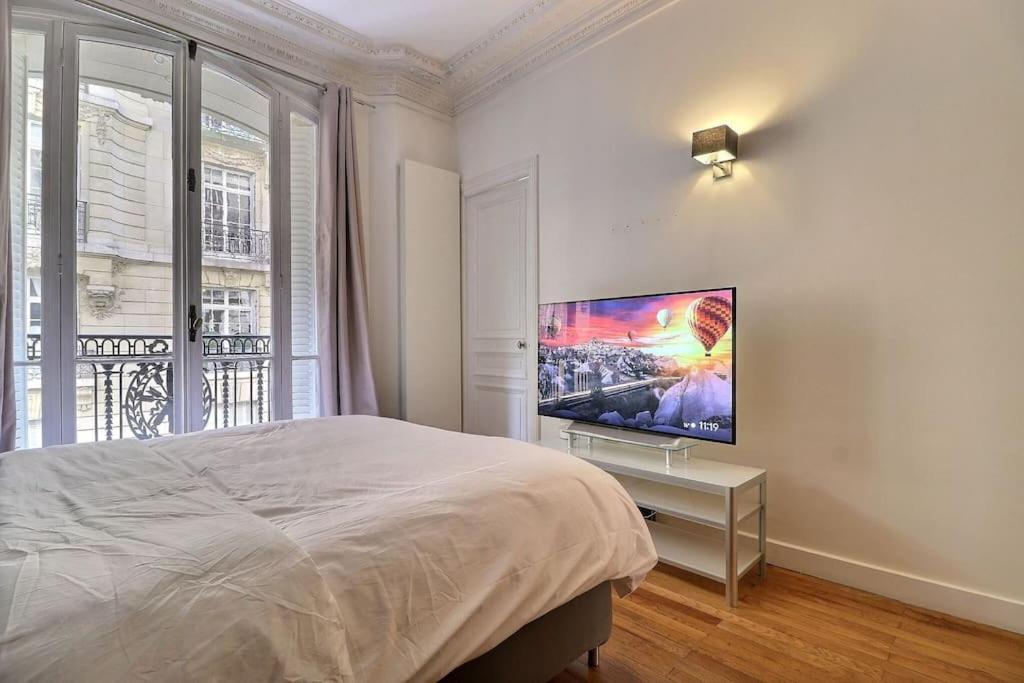 Luxury 3 Bedrooms Near Champs Elysees Apartment