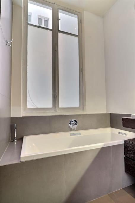 Apartment Luxury 3 Bedrooms Near Champs Elysees *