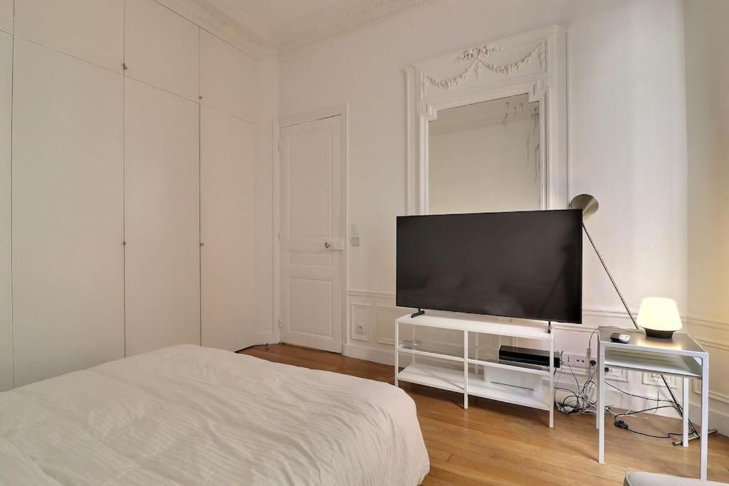Apartment Luxury 3 Bedrooms Near Champs Elysees Paris